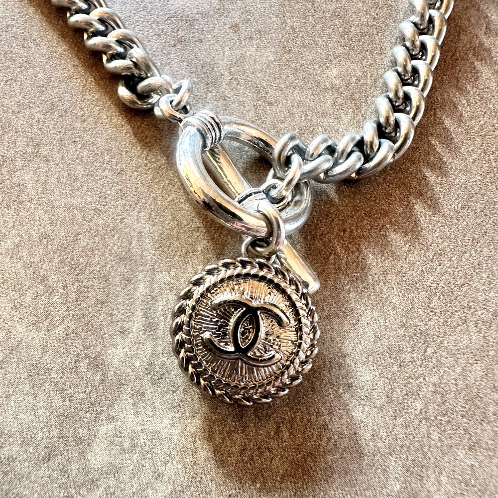 Chanel necklace chain barely used. Perfect condition